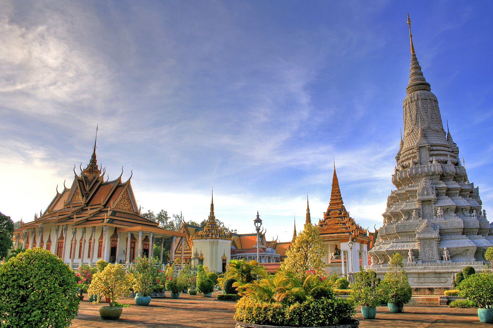 CAMBODIA: PHNOMPENH – SIEMREAP